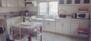 Geladeira, micro-ondas, fogão, lava-louças