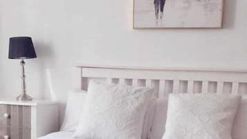 5 bedrooms, iron/ironing board, Internet, bed sheets