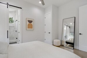 2 bedrooms, desk, iron/ironing board, free WiFi