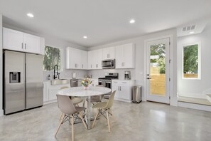 冷蔵庫、電子レンジ、オーブン、コンロ