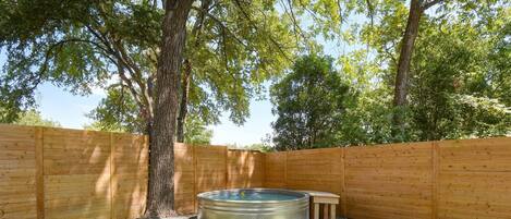 Outdoor spa tub