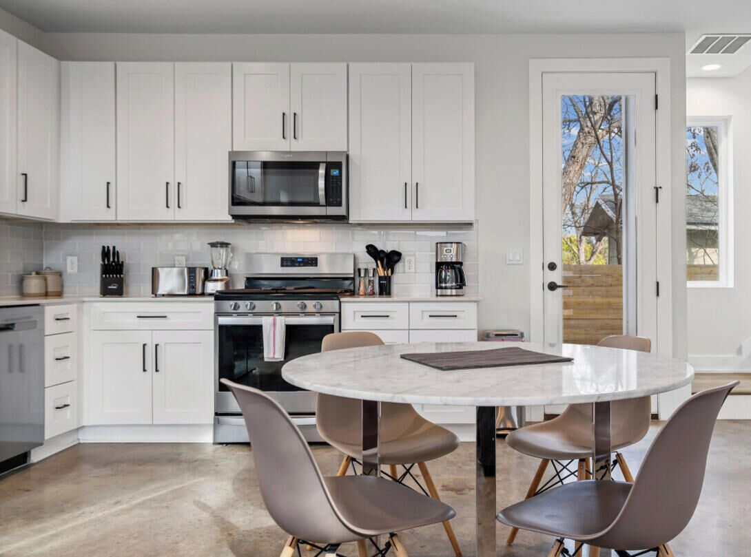 Køleskab, mikrobølgeovn, ovn, kogeplade