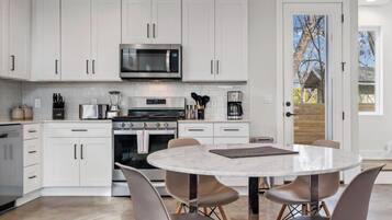 Køleskab, mikrobølgeovn, ovn, kogeplade