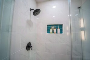 Shower, hair dryer, towels - Contained in Gruene *Cowboy* Heated Pool (New Braunfels)