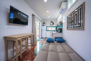 TV, offices - Contained in Gruene *Cowboy* Heated Pool (New Braunfels)