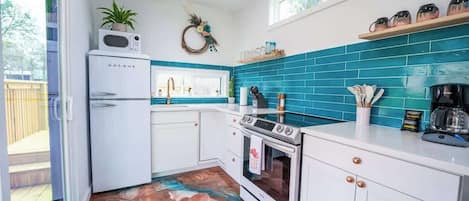 Jääkaappi, mikroaaltouuni, uuni, liesi