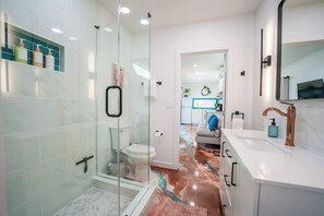 Shower, hair dryer, towels - Contained in Gruene *Cowboy* Heated Pool (New Braunfels)