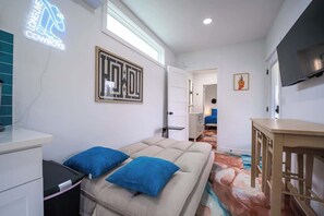 1 bedroom, iron/ironing board, WiFi, bed sheets - Contained in Gruene *Cowboy* Heated Pool (New Braunfels)