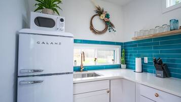 Coffee/tea maker, fridge, microwave, oven