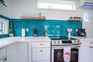 冷蔵庫、電子レンジ、オーブン、コンロ