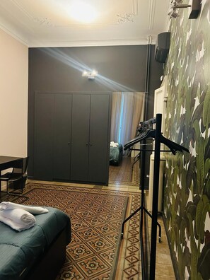 Desk, laptop workspace, iron/ironing board, free WiFi - Hostel Boutique (Milan)