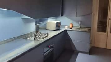 Basic Room, Shared Bathroom | Shared kitchen | Fridge, microwave