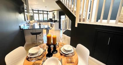 2 Car Parking Spaces, Pet Friendly, Central Bakewell In The Peak District