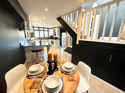 2 Car Parking Spaces, Pet Friendly, Central Bakewell In The Peak District