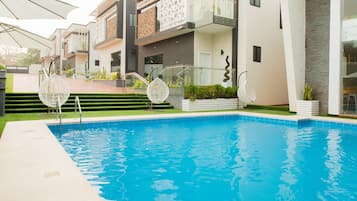 Una piscina al aire libre