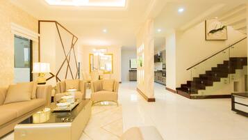 Een 75-inch smart-tv met digitale zenders