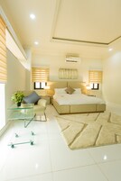 Premium Apartment, 1 Bedroom, Club Lounge Access, Executive Level | In-room safe, individually decorated, individually furnished