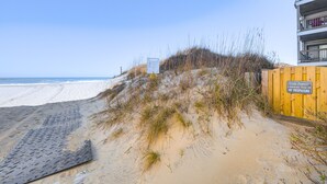 A beach with a wooden fence and a sign indicating private property with no trespassing. - Kill Devil Hills Condo w/ Beach Access On-Site! (Kill Devil Hills)