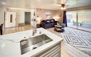 Smart TV, video games, DVD player, table tennis - Fun Family Home Minutes to Beach and Legoland with Huge Backyard with Playground (Oceanside)