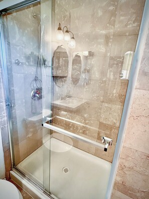 Dusche, Haartrockner, Handtücher, Seife