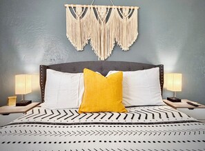 3 habitaciones, escritorio y tabla de planchar con plancha 