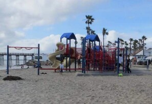 Chaises longues, serviettes de plage