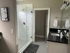 Douche, serviettes fournies, savon, papier toilette