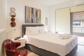 2 bedrooms, in-room safe, desk, iron/ironing board