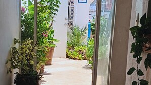 Un couloir carrelé mène à une porte sur laquelle est inscrit : « ENTRÉE INTERDITE APRÈS 19 H 00. »