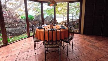 Full-size fridge, microwave, oven, stovetop