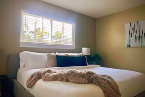 3 bedrooms, desk, iron/ironing board, travel cot