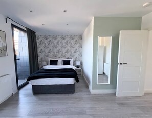 1 bedroom, desk, iron/ironing board, WiFi