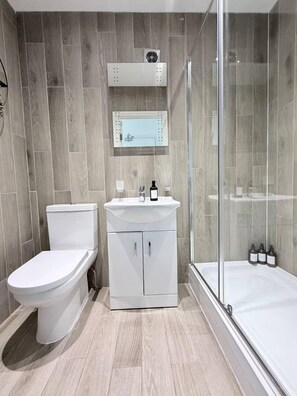 Hair dryer, towels - Modern Flat w/ Large Terrace | Elizabeth Line & Fast WiFi (Greater London)