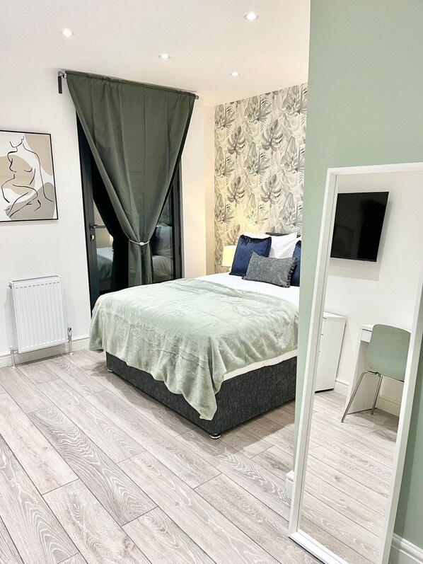 1 bedroom, desk, iron/ironing board, WiFi