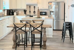 Fridge, microwave, oven, stovetop - 50 yards to sand and views, the best value for proximity! (Bolivar Peninsula)