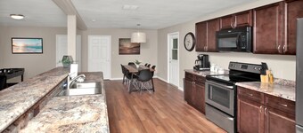 Travel through the World - Missions House - Sleeps 11 