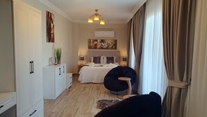 Een hotelkamer met een bed, nachtkastjes, een kledingkast, een bureau en een stoel.
