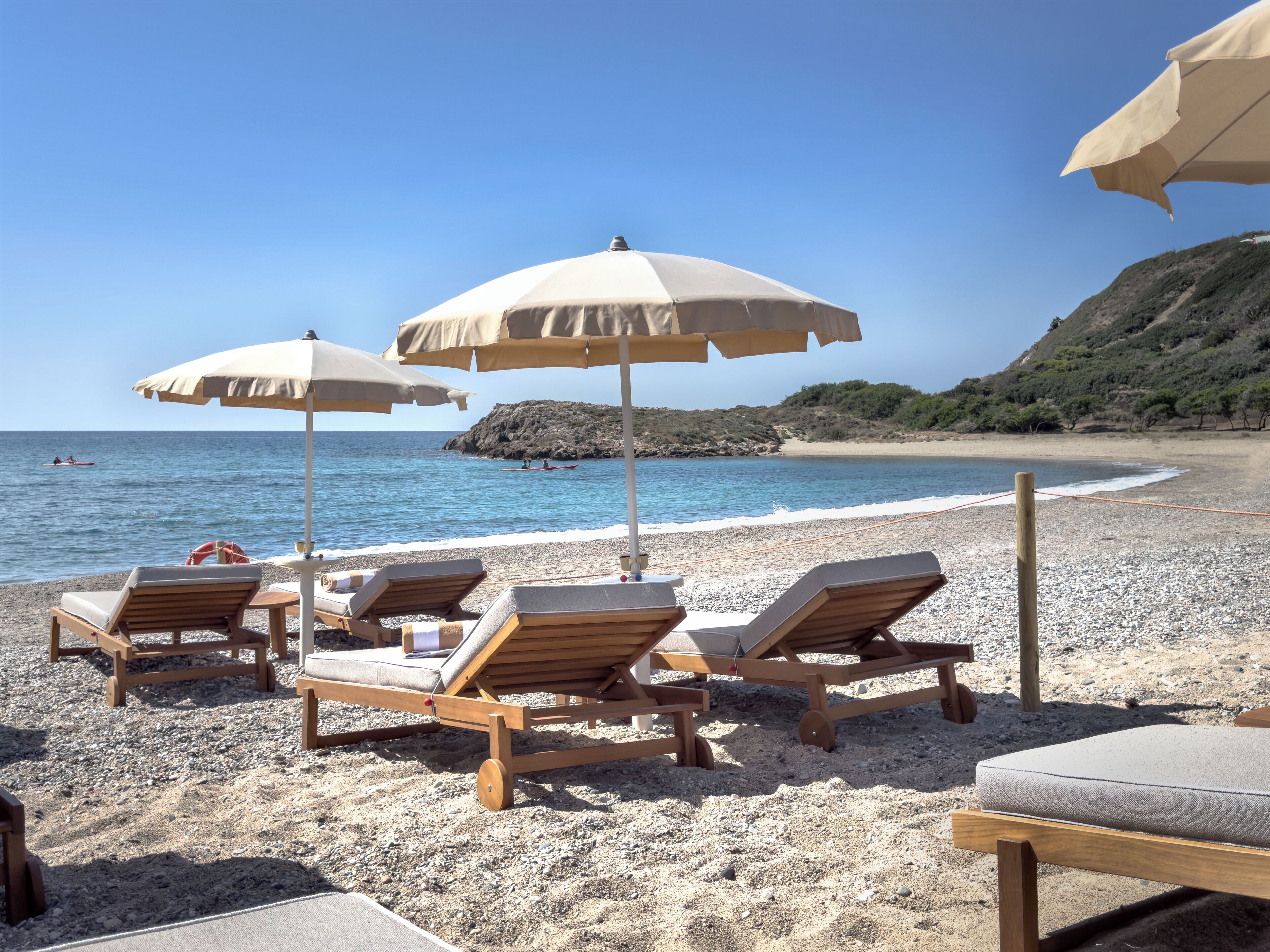 Privatstrand in der Nähe, Liegestühle, Sonnenschirme, Strandtücher
