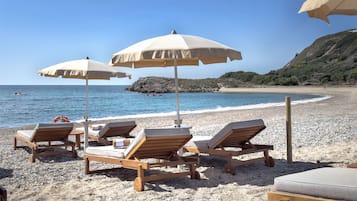 Privatstrand in der Nähe, Liegestühle, Sonnenschirme, Strandtücher