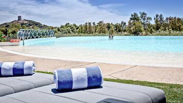 Piscine extérieure (ouverte en saison), chaises longues