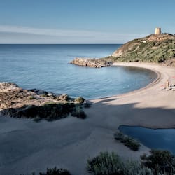 Plage privée, chaises longues, parasols, serviettes de plage