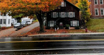 Studio Apt with Full Kitchen. 1 minute stroll over picturesque bridge into town.