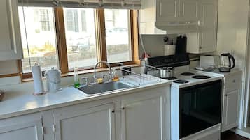 Een koelkast, een microgolfoven, een oven, een kookplaat