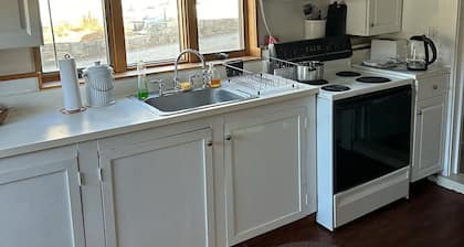 Studio Apt with Full Kitchen. 1 minute stroll over picturesque bridge into town.