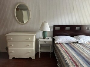 1 slaapkamer, een strijkplank/strijkijzer, gratis wifi, beddengoed