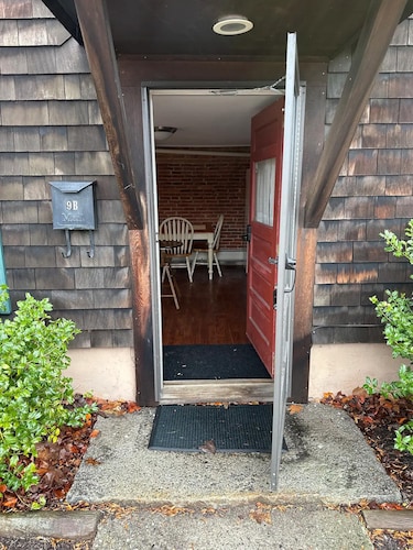 Studio Apt with Full Kitchen. 1 minute stroll over picturesque bridge into town.