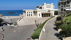 A casino building with a large open plaza, a view of the ocean, and a clear sky. - Furnished Studio 2** - On the edge of the Grande Plage - Swimming pool - Terrace (Biarritz)