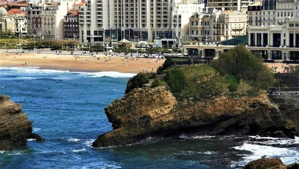 A coastal cityscape with a beach, rocky shoreline, and modern high-rise buildings in the background. - Furnished Studio 2** - On the edge of the Grande Plage - Swimming pool - Terrace (Biarritz)