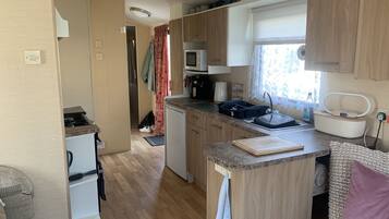 Chalet | Private kitchen | Fridge, microwave, oven, stovetop
