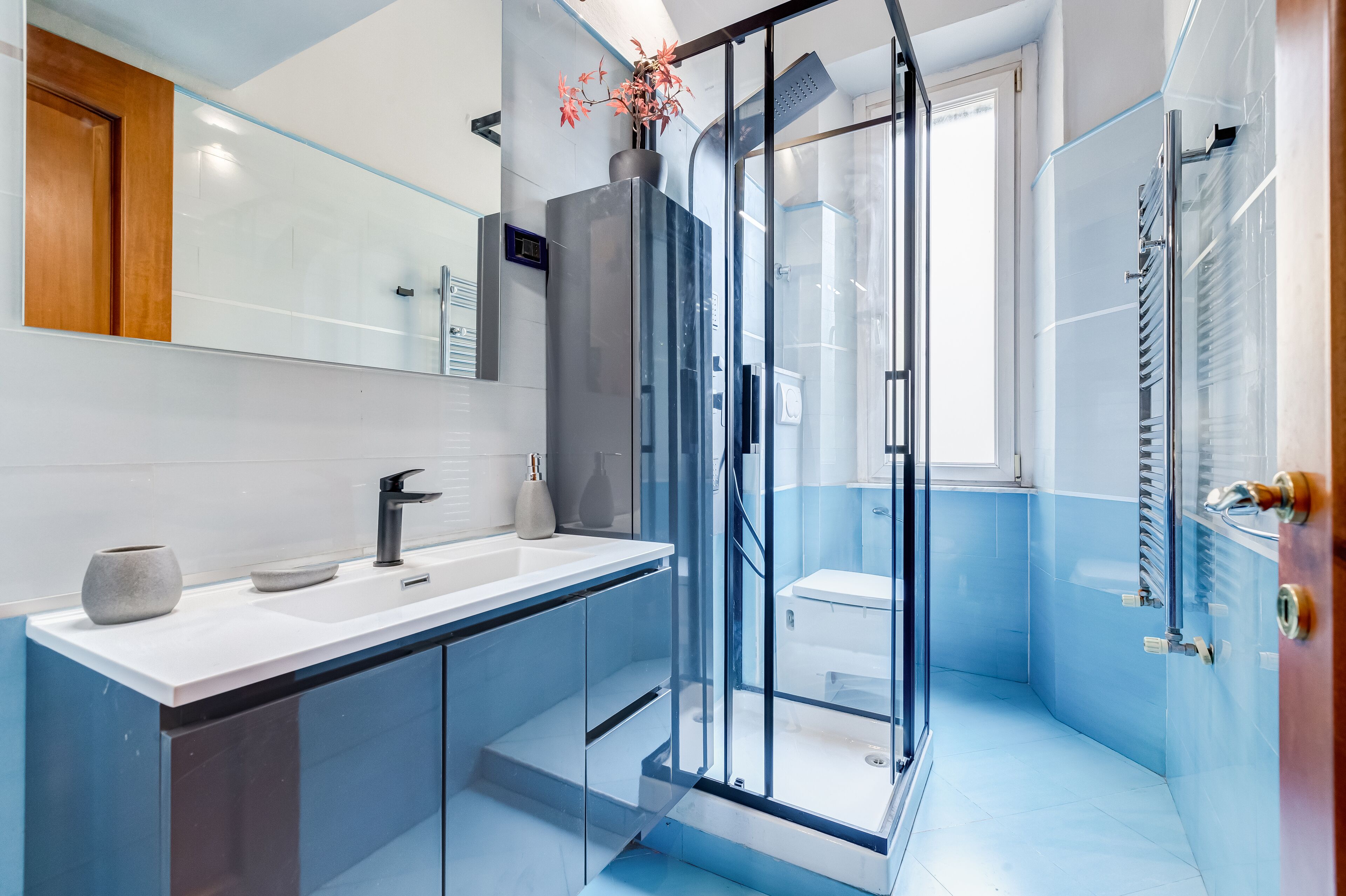 Dusche, Haartrockner, Handtücher, Seife